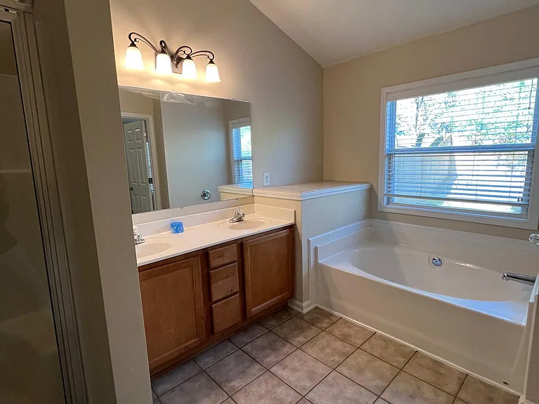 2541 Southhaven Ln — Photo 10