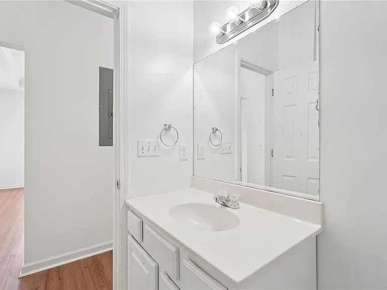 2596 Bates St SE — Photo 31