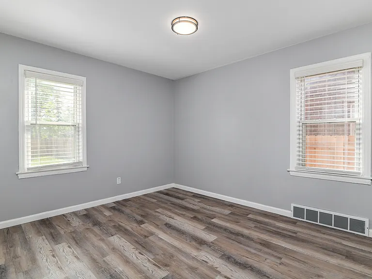 15810 Robson St — Photo 7