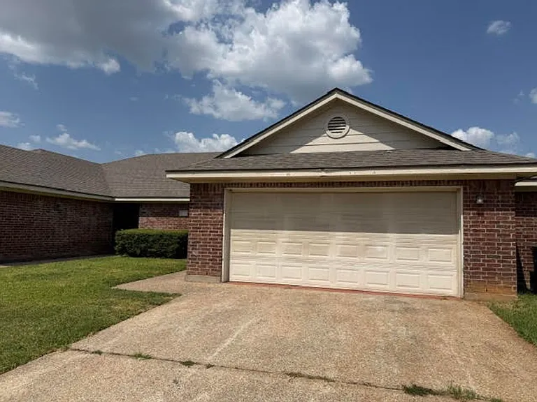 10209 Lilac Ln #B — Photo 2
