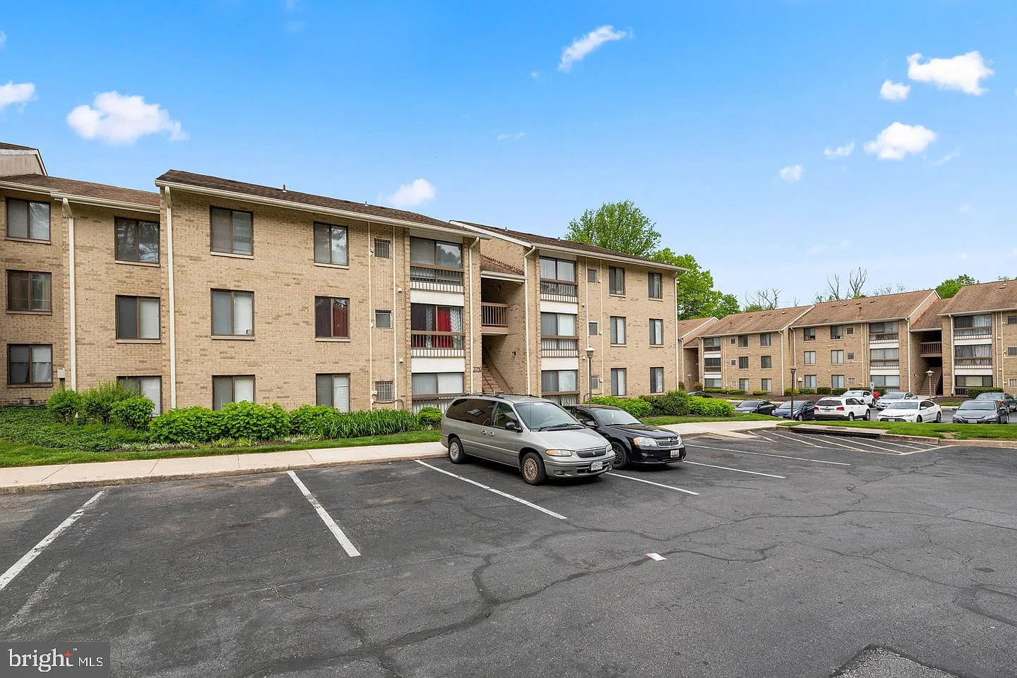 2 bed, 1.0 bath, 938 sqft, $1,900 — Photo 2