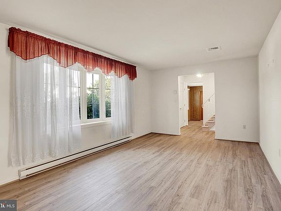 5th image of 909 Wakefield Ave