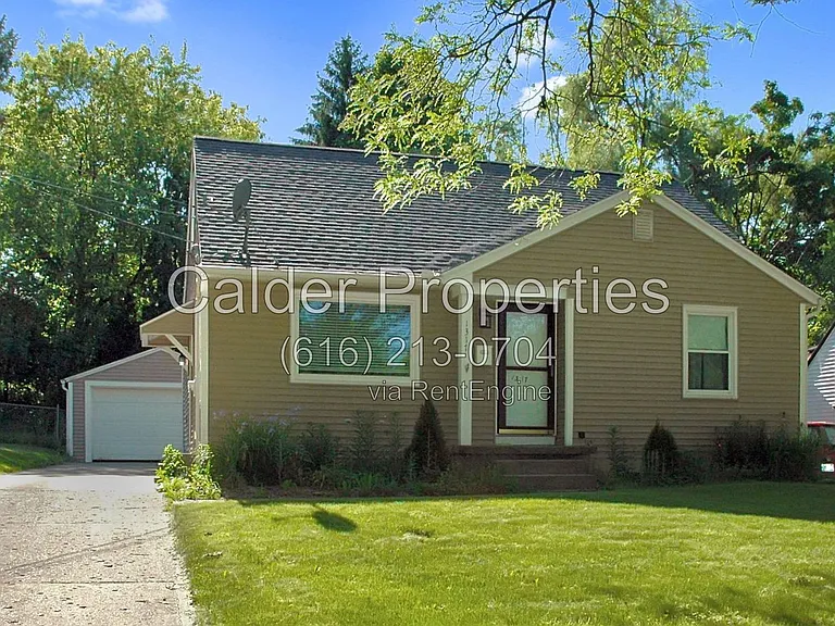 1317 Herrick Ave NE — Photo 2