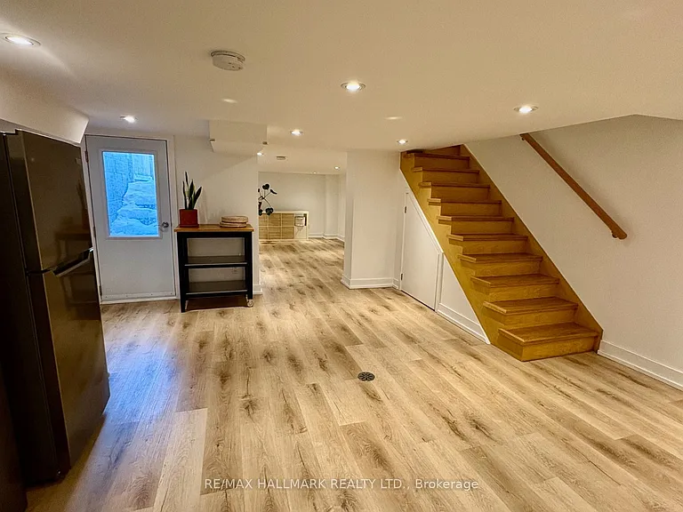 62 Palmerston Ave #LOWER — Photo 9