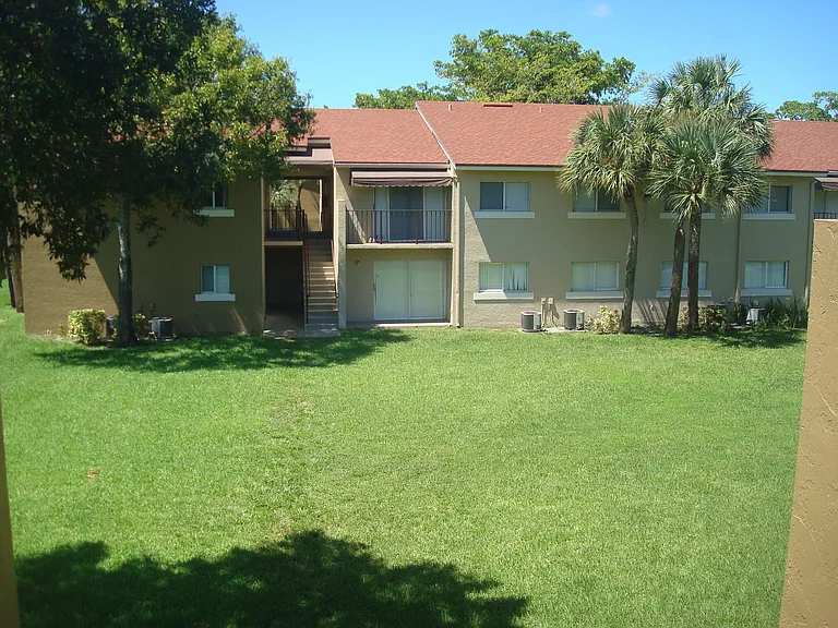 1141 Lake Victoria Dr #H — Photo 17