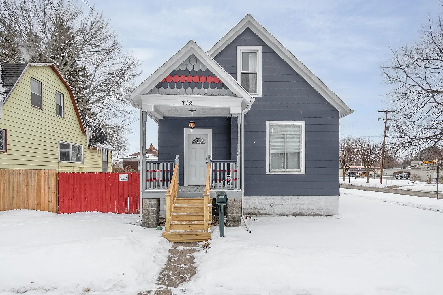 719 N Linn St photo 1