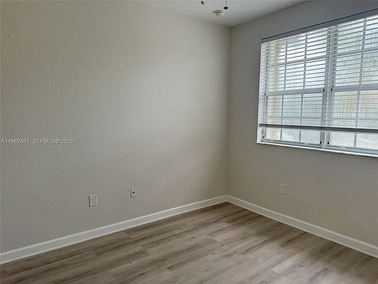 1048 NE 30th Ave #1048 — Photo 9
