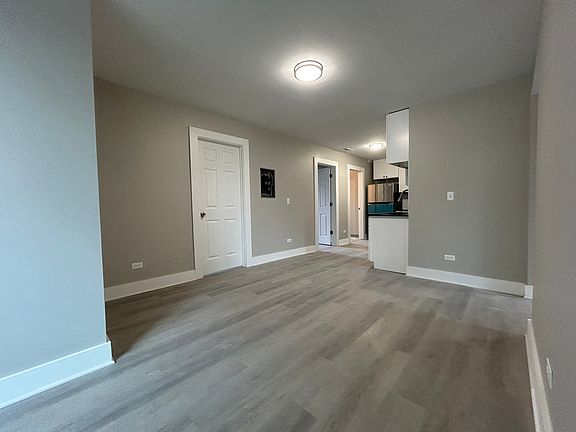 3rd image of 1542 Victoria Ave #4