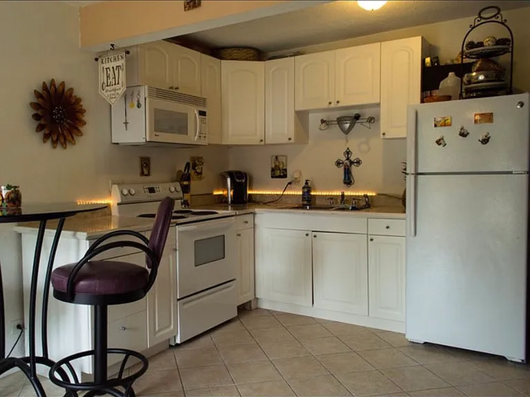 24 Jamaica Colony #3 — Photo 31