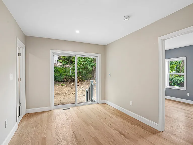 559 Winthrop St — Photo 10
