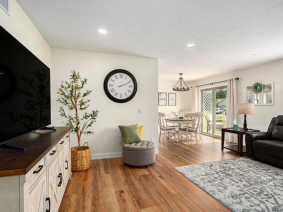 3rd image of 1512 Clover Creek Ln