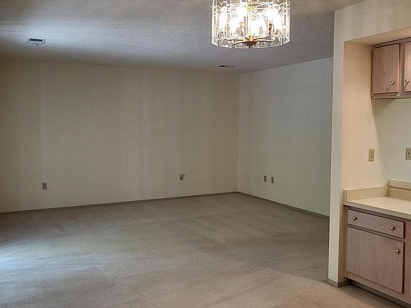 4th image of 833 Country Club Dr SE APT 1E