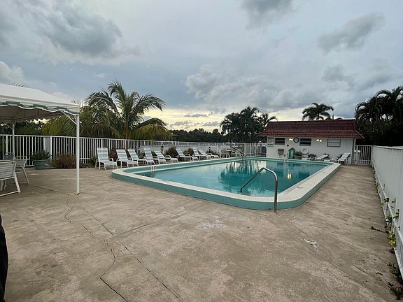 3rd image of 4201 S Ocean Blvd APT J5