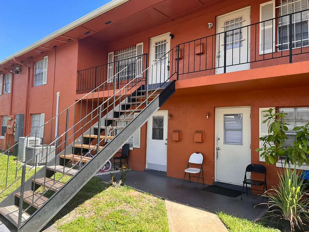 2 bed, 1.5 bath, 930 sqft, $1,400 — Photo 2