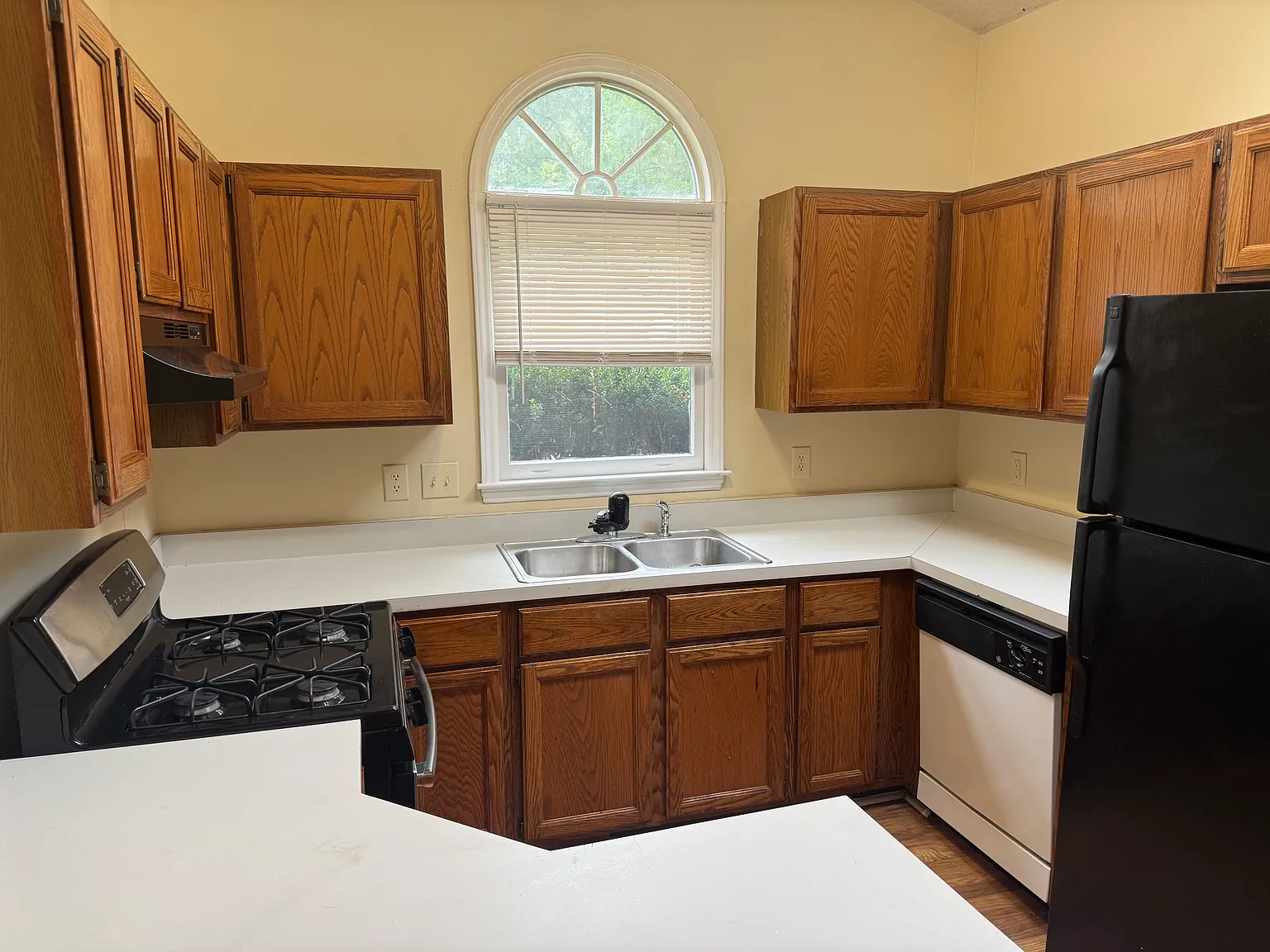 3 bed, 1250 sqft, $1,800 — Photo 2