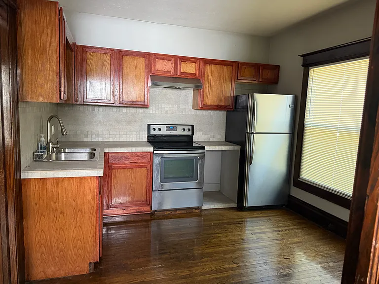 365 Alexander St — Photo 2