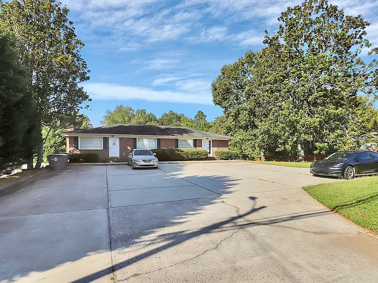1005 Rainbow Dr — Photo 2