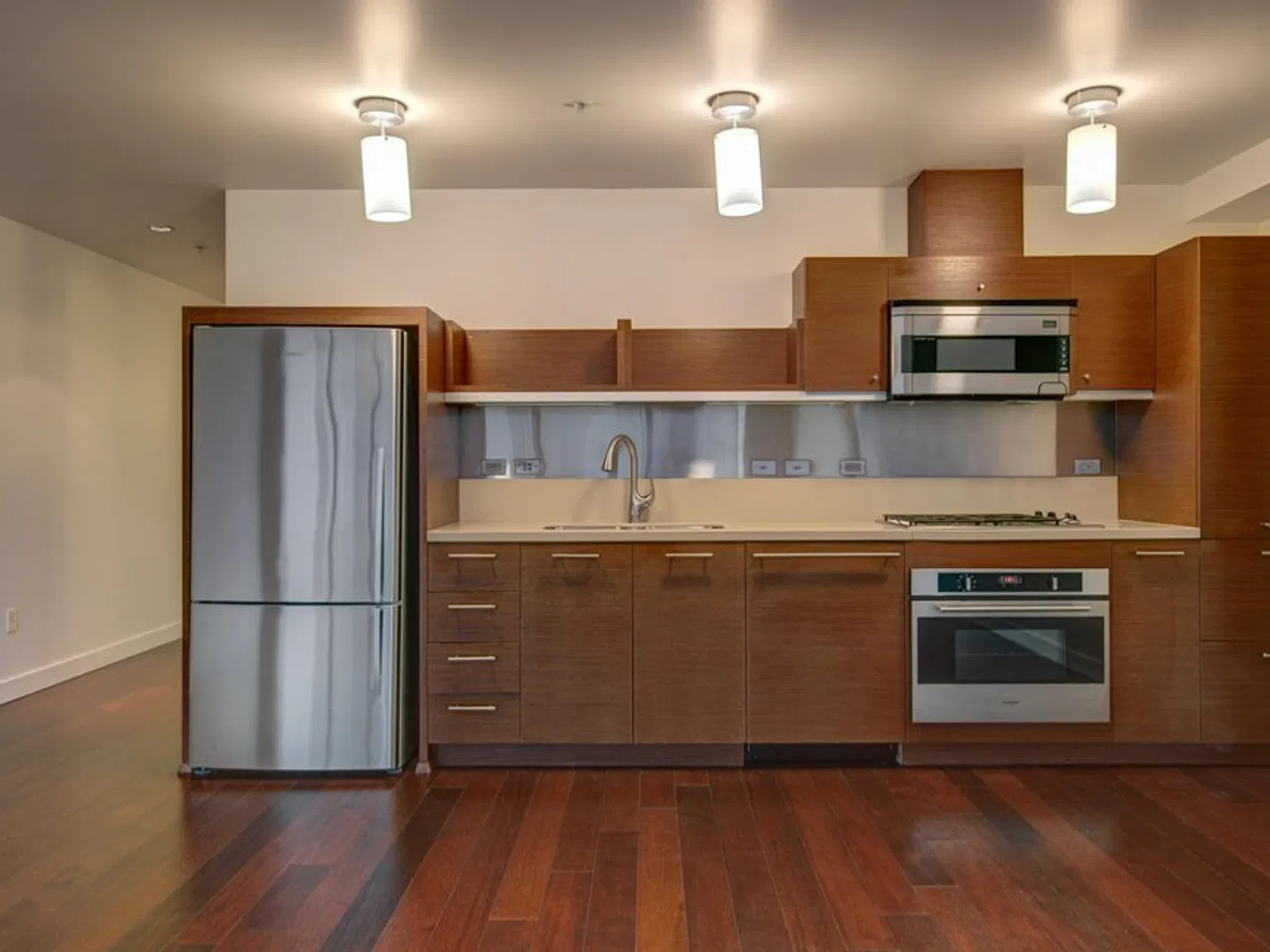 Studio, 807 sqft, $1,800 — Photo 3