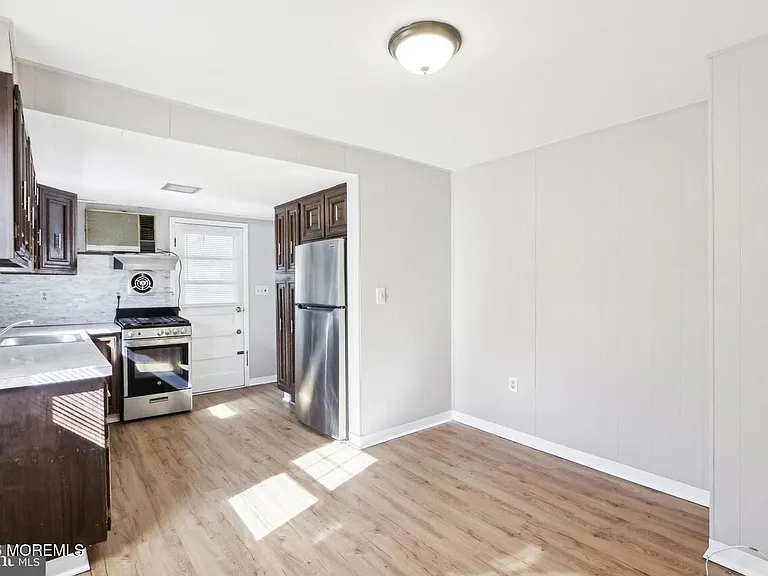 536 E Franklin St — Photo 5