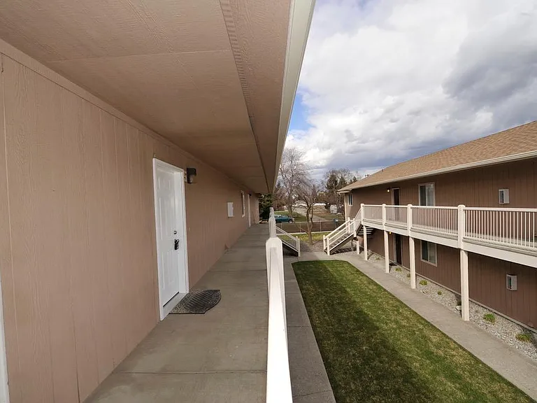 615 W Hayden Ave #B4 — Photo 4