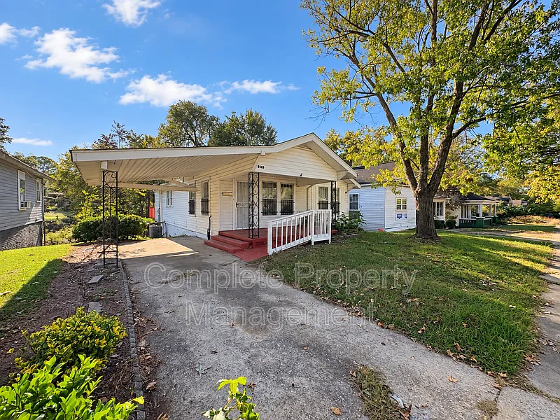 3 bed, 2.0 bath, 1300 sqft, $1,200 — Photo 2
