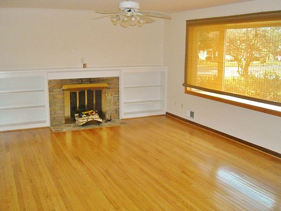 Living Rm w/ Panoramic Bowed Window