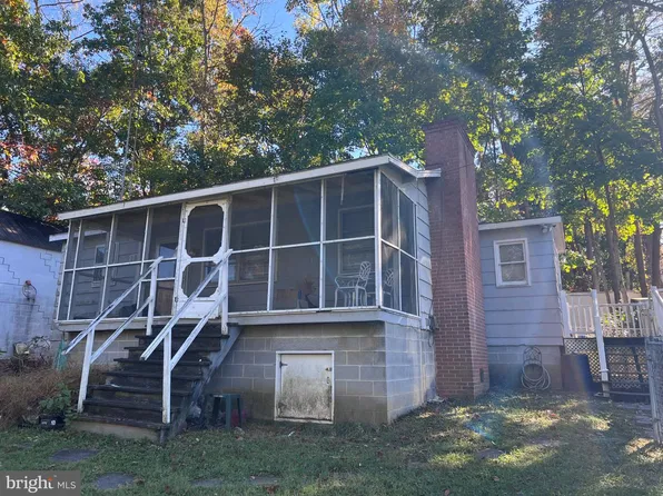 320 Forest Dr, Falling Waters, WV 25419
