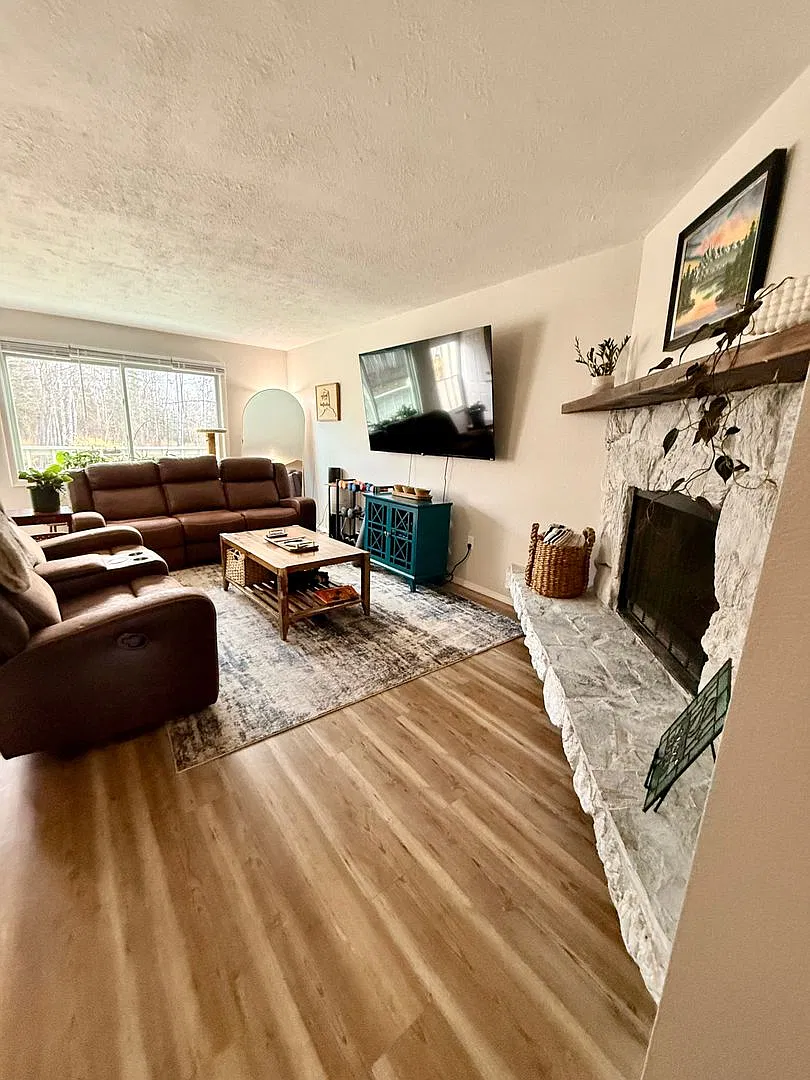 Beautifully updated 3 bedroom townhouse style condo with garage! Great location, close to ameniti... — Photo 3