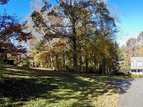 3rd image of 8 Woodland Cir