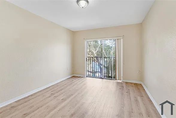 631 SW 10th St — Photo 10
