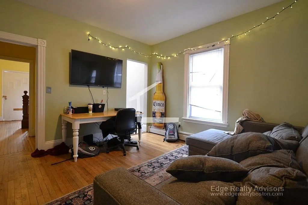 6 bed, 2.5 bath, 2500 sqft, $6,500 — Photo 4
