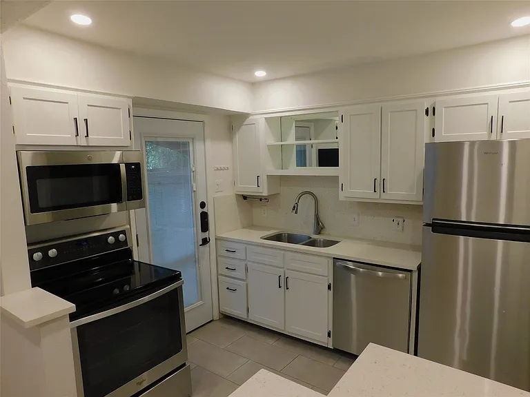 4906 N Hall St — Photo 7