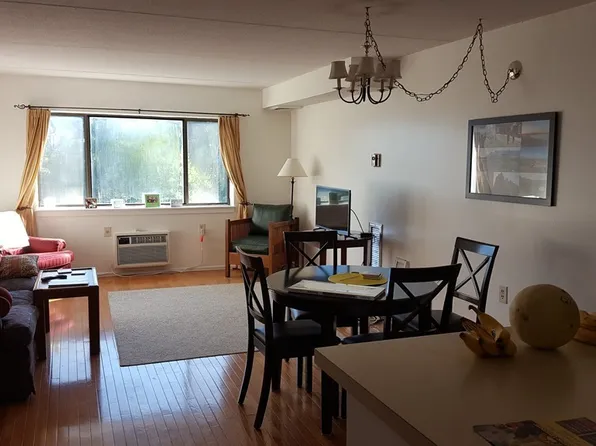 4975 Washington St #410, West Roxbury, MA 02132