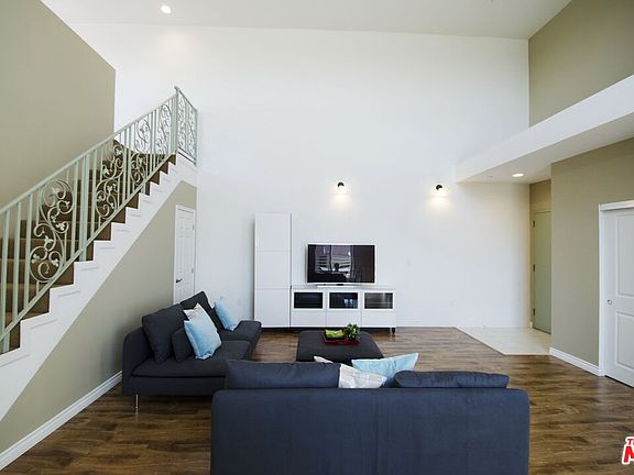 5th image of 546 N Oxford Ave #312