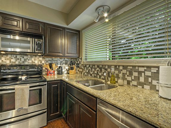 5th image of 302 Valley Hill Dr