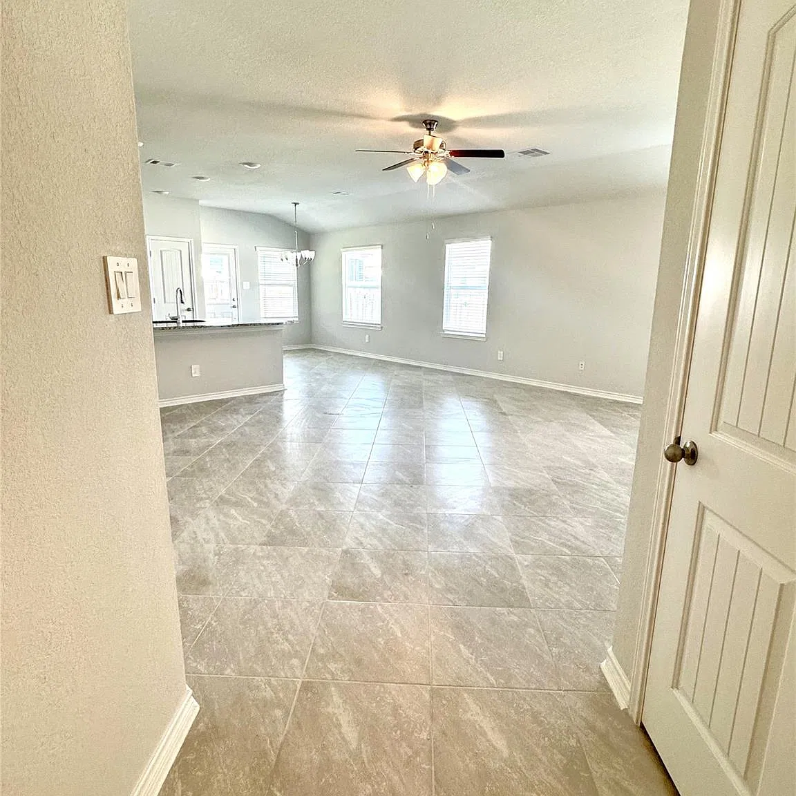 3 bed, 2.0 bath, 1660 sqft, $2,300 — Photo 4