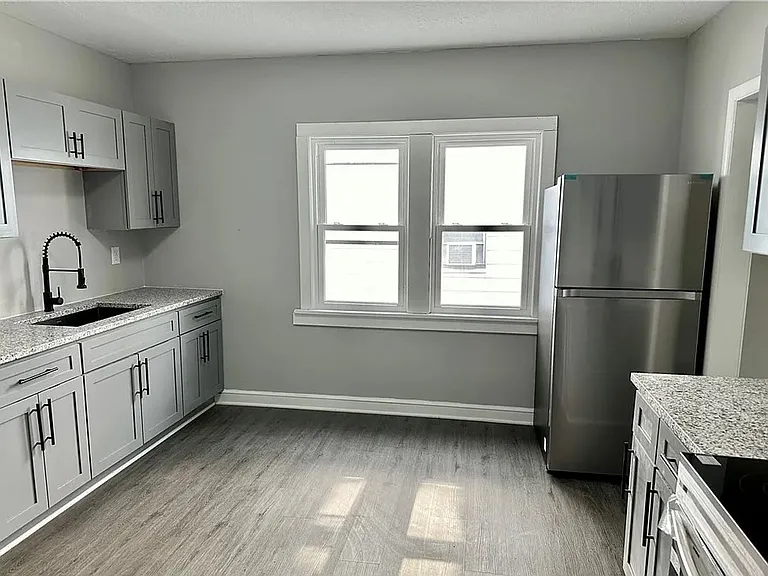 4072 E 64th St — Photo 2
