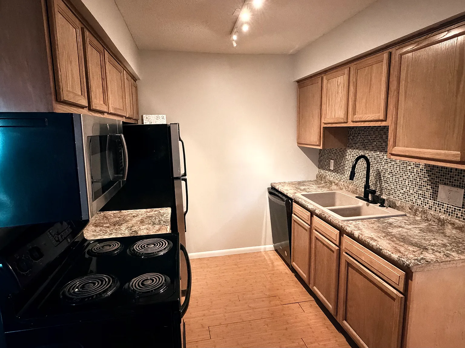 3 bed, 2150 sqft, $2,450 — Photo 2