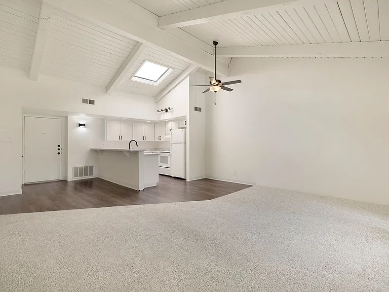 Villa Del Mar Apartments — Photo 36
