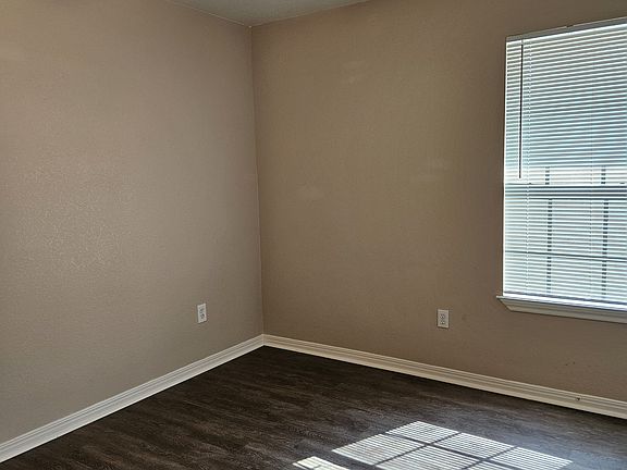 5th image of 223 E Craven Ave