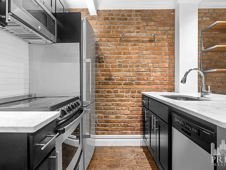 329 E 10th St #7 — Photo 3