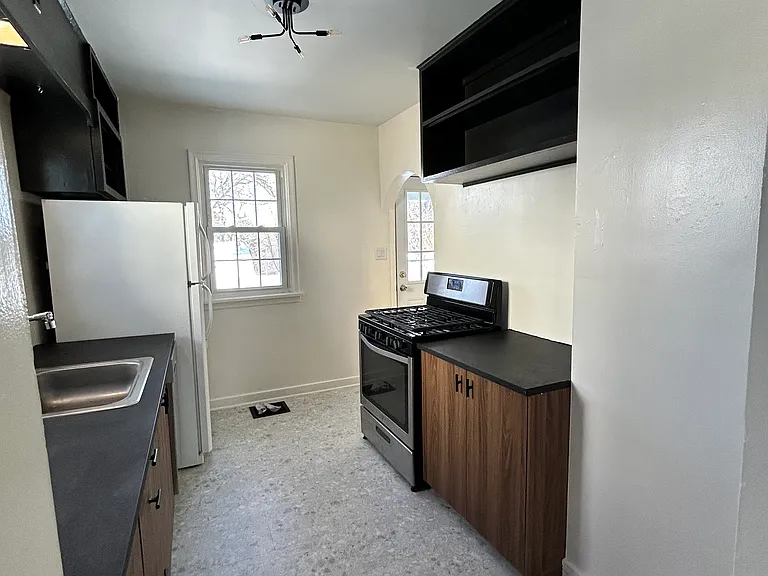 104 6th Pl — Photo 24