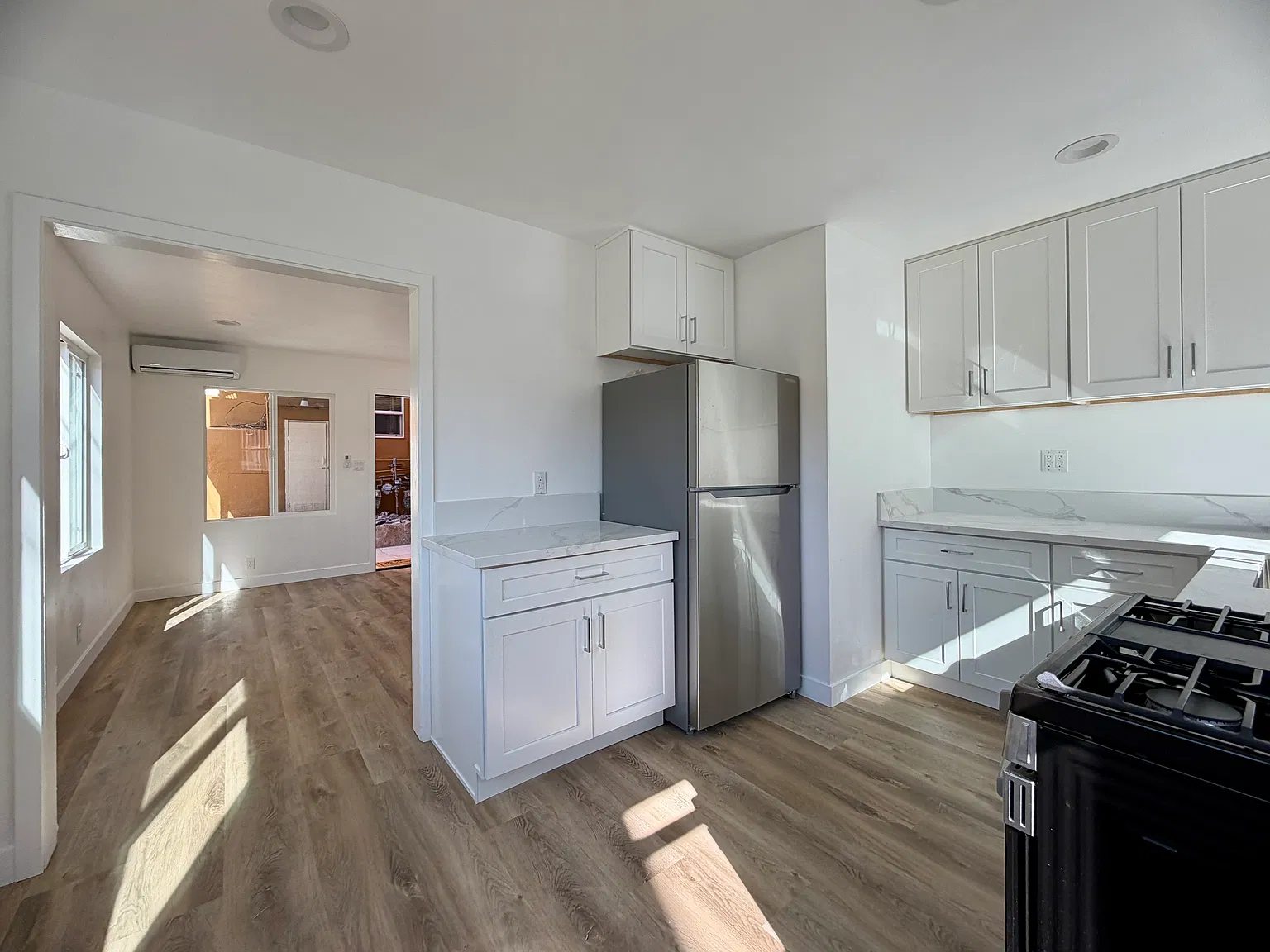 2 bed, 650 sqft, $2,400 — Photo 3
