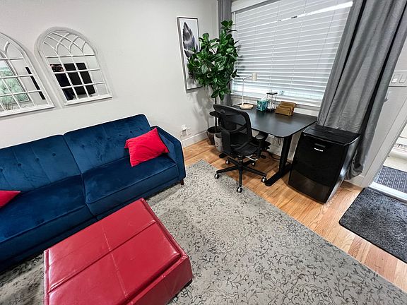 4th image of 825 University Ave