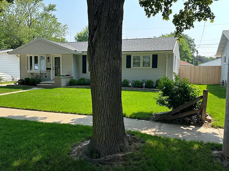 618 S Schaefer St — Photo 2