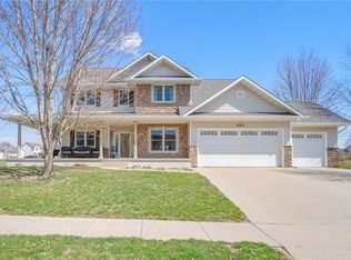 355 Hawkeye Dr, Pleasant Hill, IA 50327