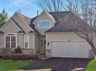 810 Viewpointe Dr, St Charles, IL 60174