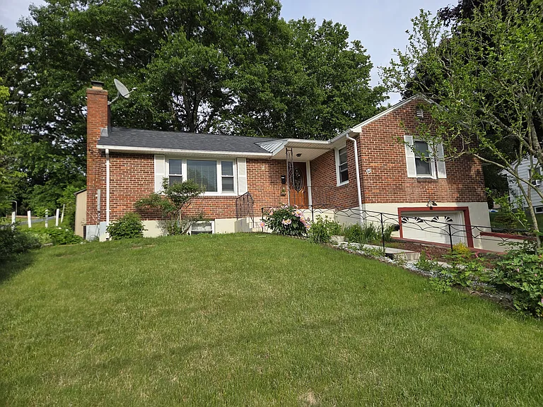 42 Davenport Rd — Photo 2