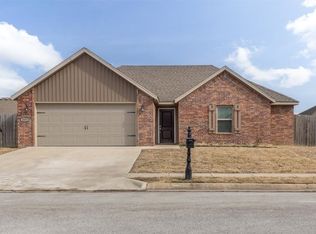 1651 Gallant Fox Ln, Prairie Grove, AR 72753