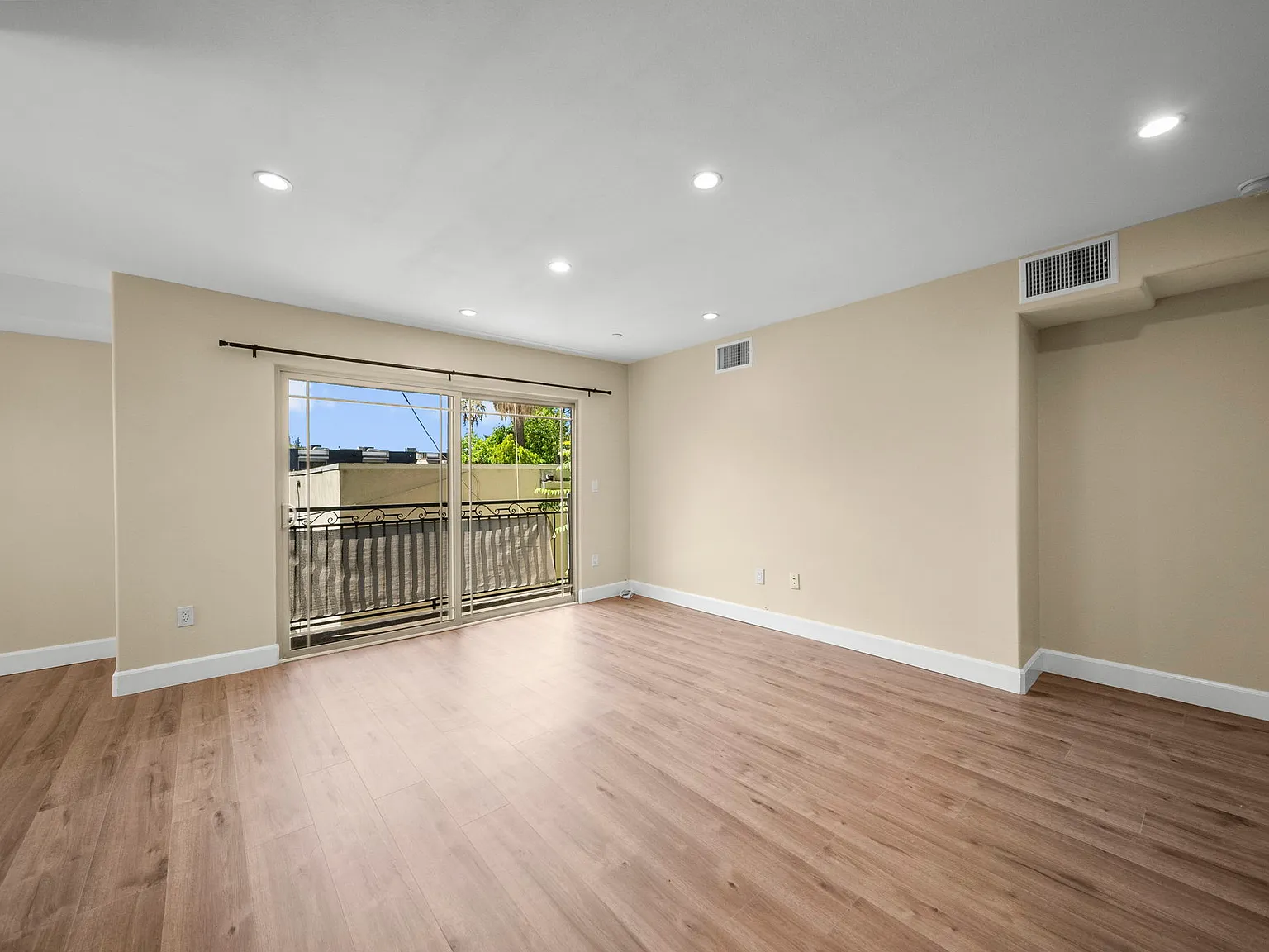 2 bed, 1060 sqft, $3,295 — Photo 4